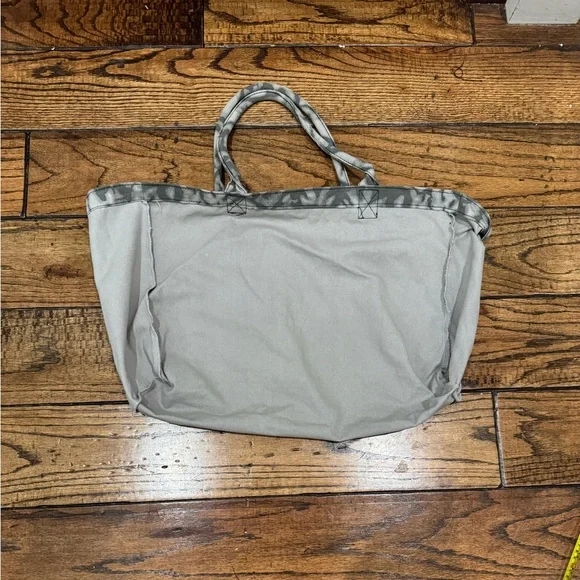 Alo Yoga Tiedye Signature Oversized Tote Bag - Picture 6 of 10